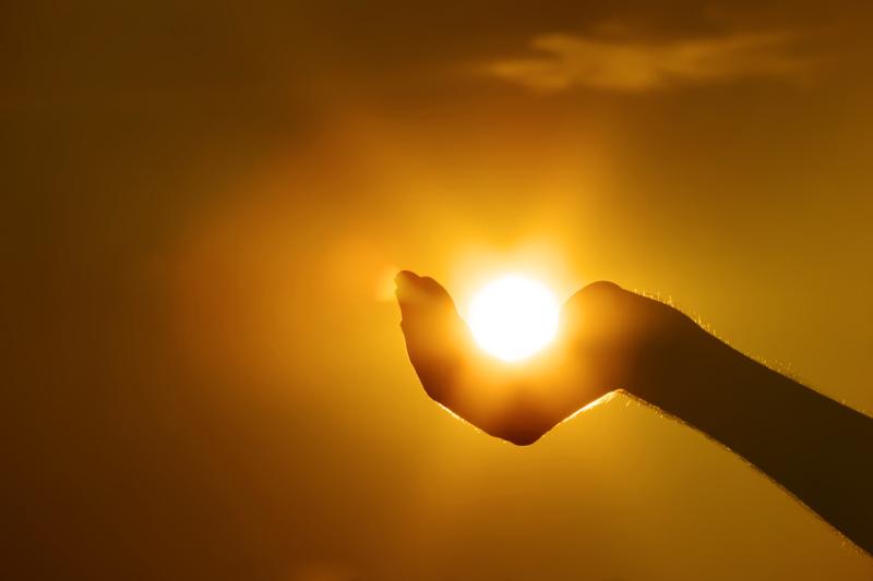 Красивые картинки, как люди держат Солнце руками - подборка 10