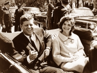 Кеннеди в президентском лимузине за несколько секунд до убийства