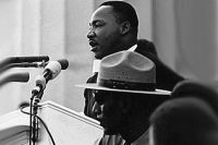 Мартин Лютер Кинг произносит речь на марше за гражданские права.