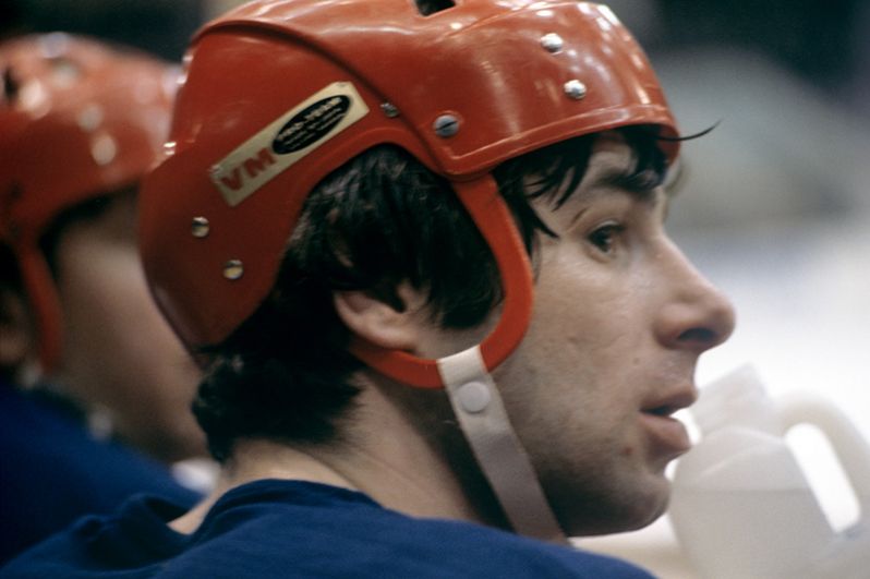 Олимпийский чемпион, заслуженный мастер спорта СССР, нападающий хоккейной команды ЦСКА Валерий Харламов. 1973 год.