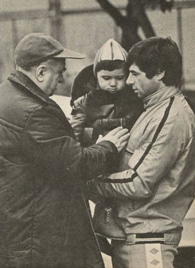 Валерий Харламов с сыном Александром и тренером Анатолием Тарасовым. 1976 год.