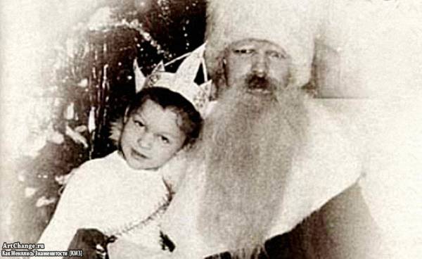 Милла Йовович в детстве с Дедом Морозом