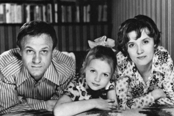 Юлия Меньшова в детстве с родителями