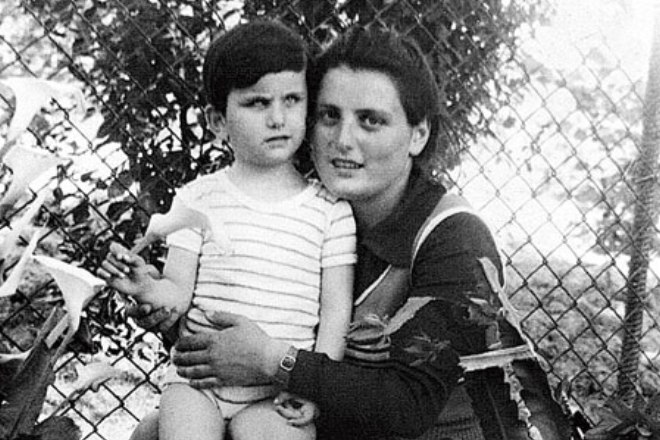 Диана Гурцкая в детстве с мамой