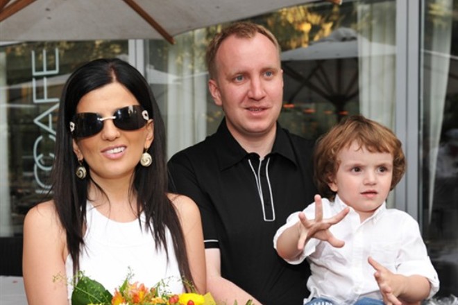 Диана Гурцкая с сыном и мужем