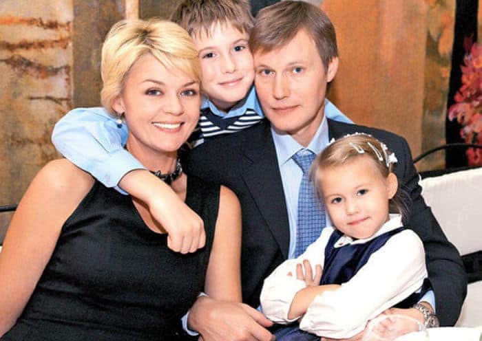 Юлия Меньшова с мужем и детьми