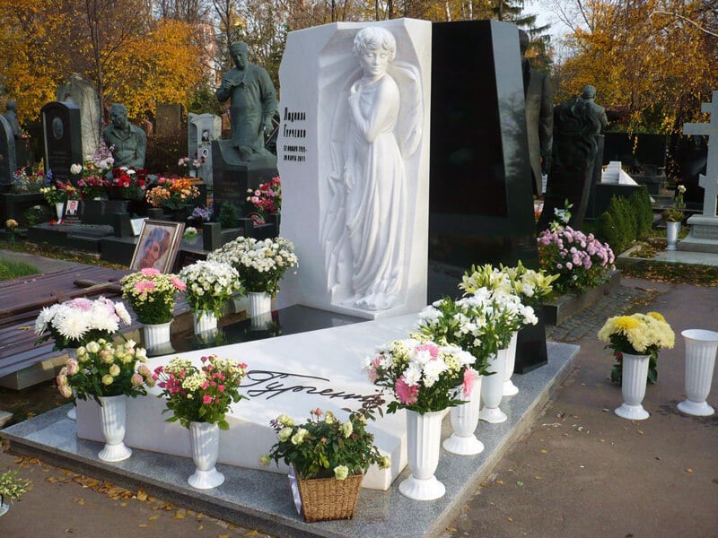 Могила и памятник Людмилы Гурченко 