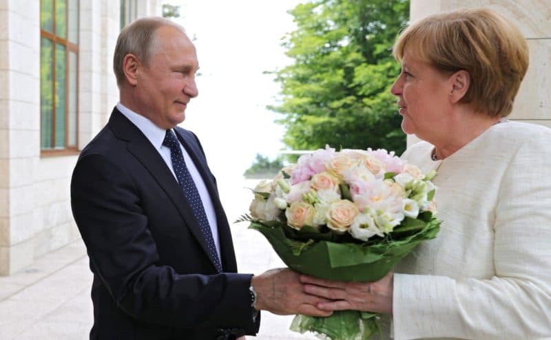Путин дарит цветы Ангеле Меркель 