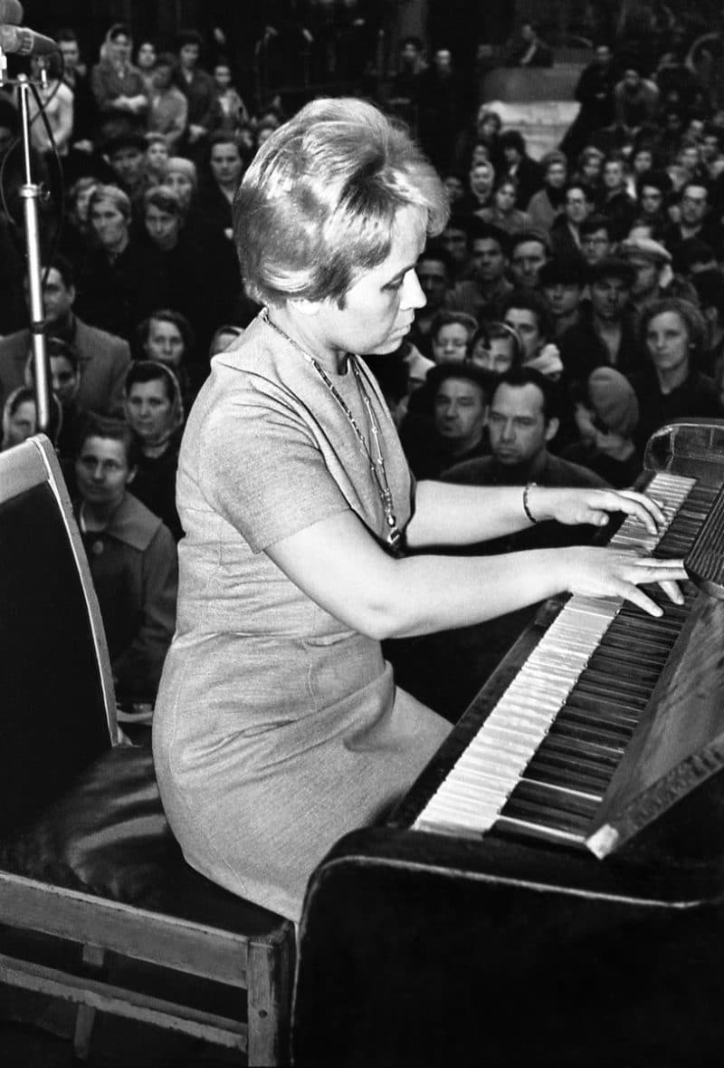 Александра Пахмутова играет на пианино 