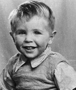 Стивен Хокин в детстве был обычным, здоровым ребенком. 1945 г.