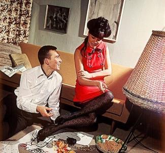 Вячеслав Зайцев и Регина Збарская обсуждают новые модели. 1966 год