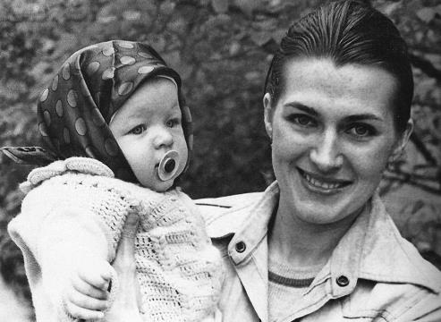Милла Йовович в детстве с мамой Галиной Логиновой