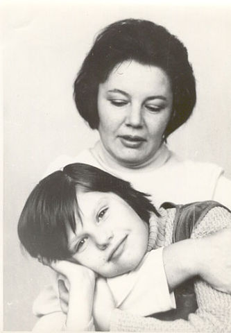 Саша с мамой в детстве