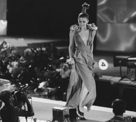 Оксана Фандера на подиуме конкурса красоты, 1988 г.