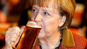 Канцлер Германии Ангела Меркель пьет пиво