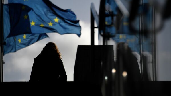 Женщина у здания Европейского парламента в Брюсселе