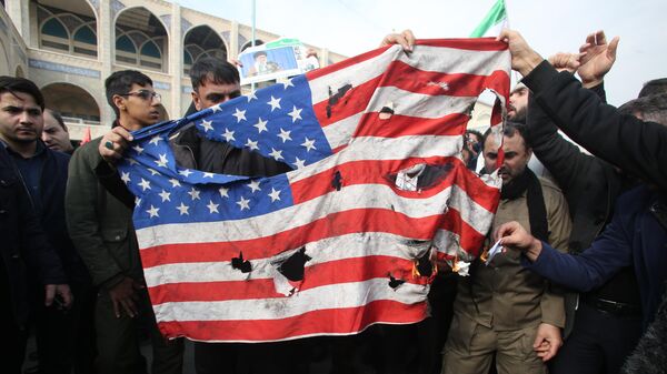 Иранцы поджигают американский флаг во время демонстраций против американских преступлений в Тегеране