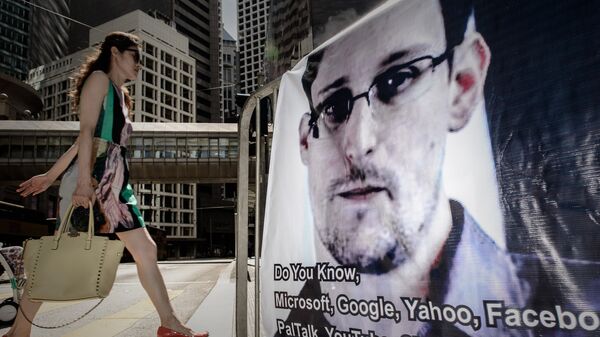 Портрет Эдварда Сноудена на улице в Гонконг. Архивное фото