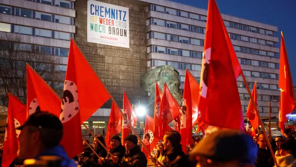 Демонстранты во время визита канцлера Германии Ангелы Меркель в Хемнице. 16 ноября 2018
