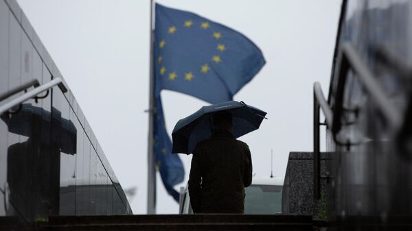 Мужчина проходит мимо штаб-квартиры ЕС в Брюсселе