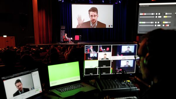 Эдвард Сноуден общается ходе видеомоста из России немецким журналистом Хольгером Старком в Берлине, Германия. 17 сентября 2019  