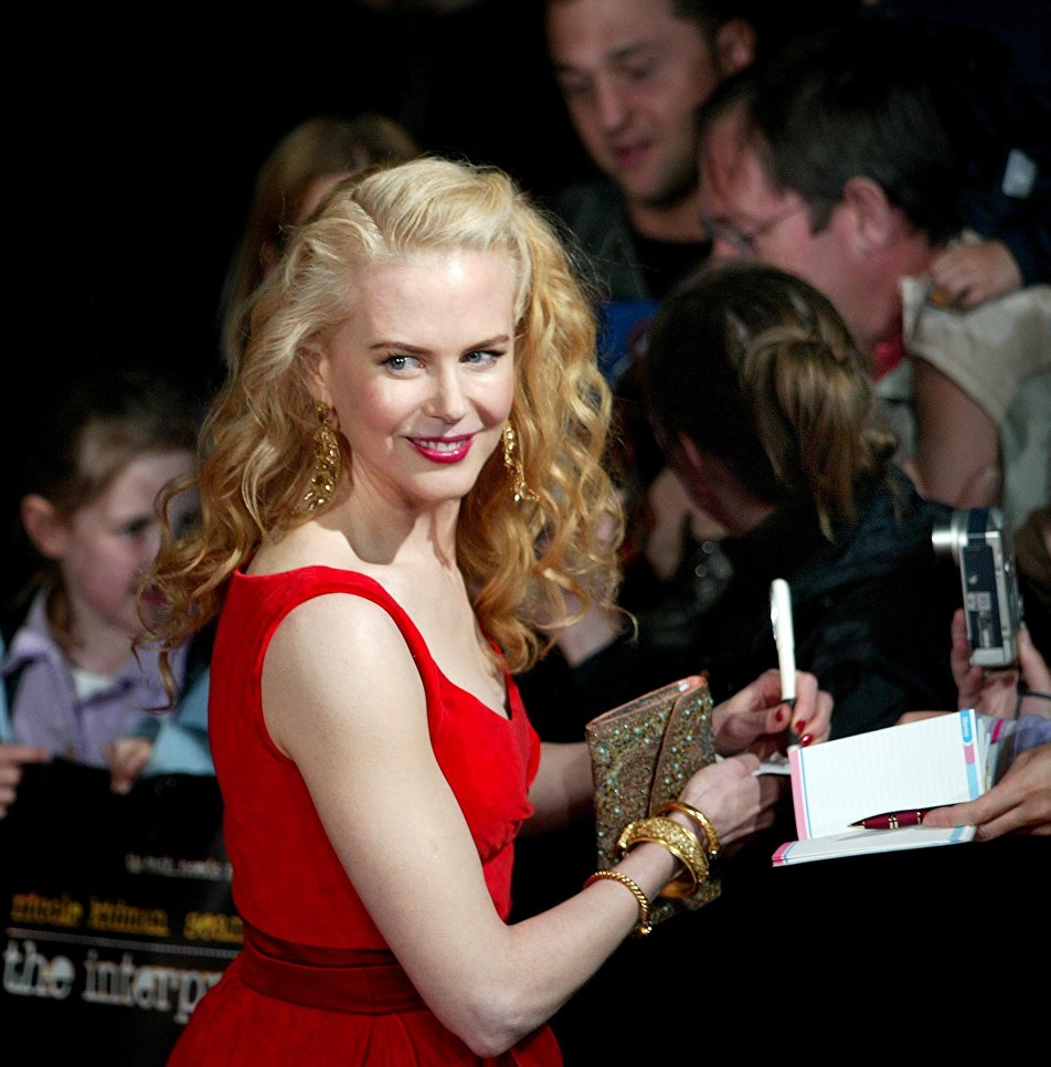 Актриса Николь Кидман раздает автографы в Сиднейском оперном театре