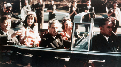 Президент США Джон Ф. Кеннеди, первая леди Жаклин Кеннеди и губернатор штата Техас Джон Конналли за несколько минут до убийства американского лидера в Далласе (22 ноября 1963) 