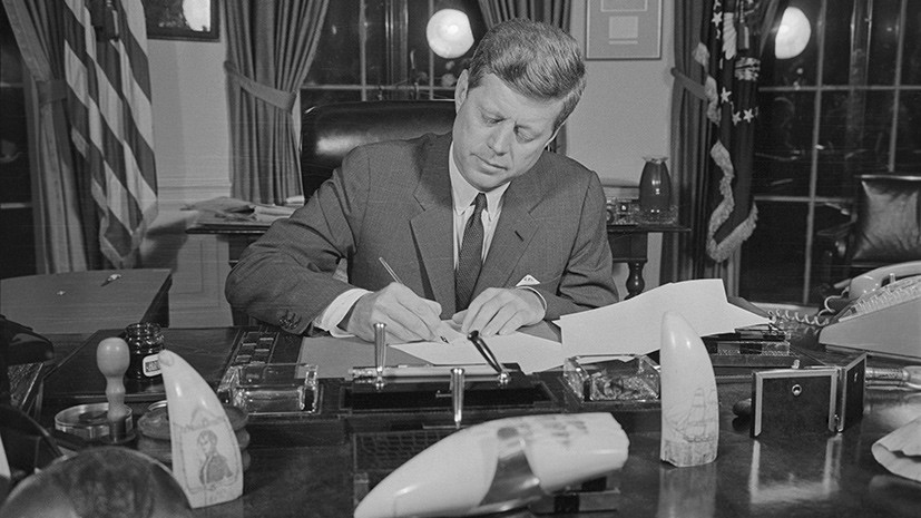 Президент США Джон Ф. Кеннеди, первая леди Жаклин Кеннеди и губернатор штата Техас Джон Конналли за несколько минут до убийства американского лидера в Далласе (22 ноября 1963) 