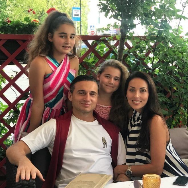 Алсу с мужем и дочками
