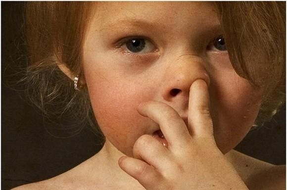 не знаю как вы мелкие — но мой это практикует — вот нашла статейку об этом — Как отучить ребенка от ковыряния в носу?