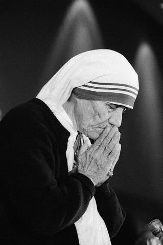 mother-teresa-praying-convention-washington-1985.jpg