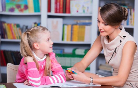 Психолог общается с ребенком