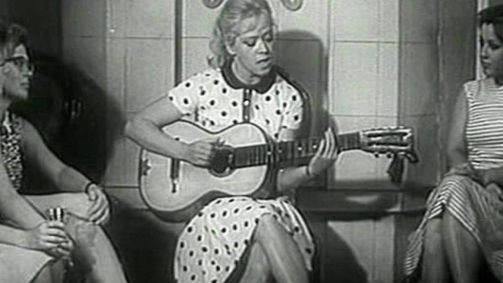 Алиса Фрейндлих с гитарой