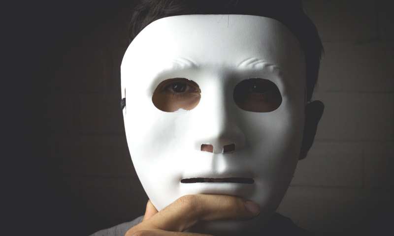 человек в маске