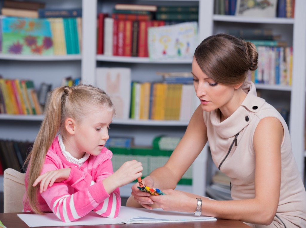 психолог работает с ребенком