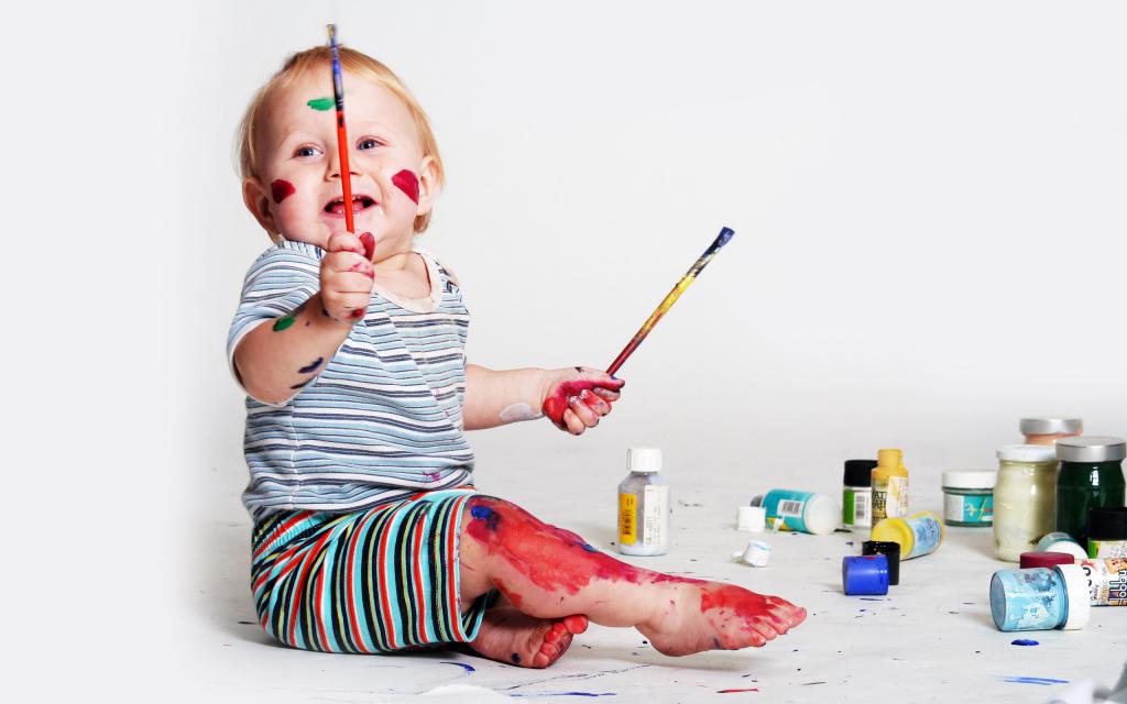 малыш играет с красками