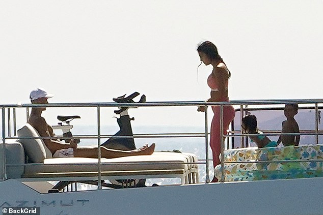Just in case: An exercise bike could be seen on the yacht