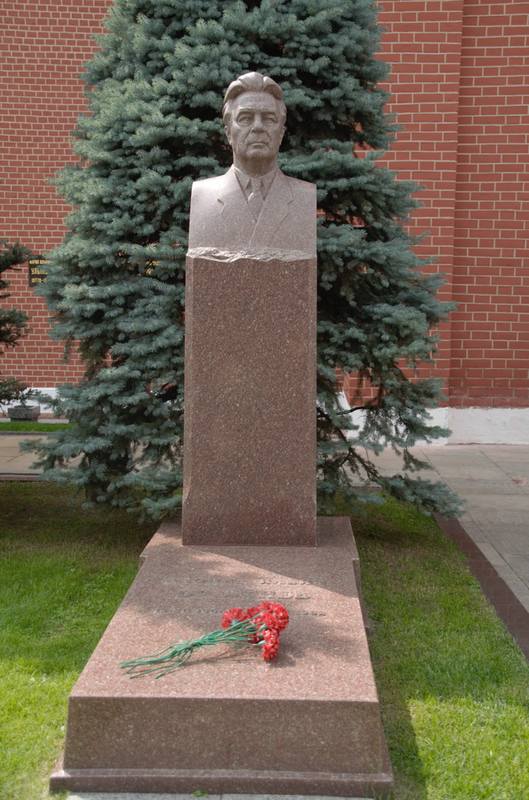 Leonid brezhnev grave kremlin wall necropolis july 2016