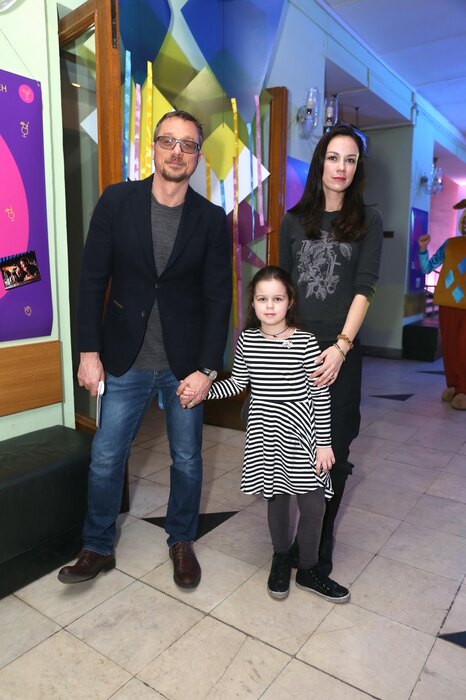 Алексей Макаров с дочерью Варварой и ее матерью Викторией Богатырёвой в 2017 году 