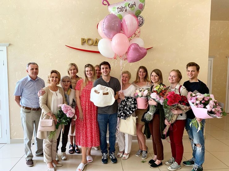 Алексей и Анна Мышинские с дочерью, родными и друзьями на выписке из роддома