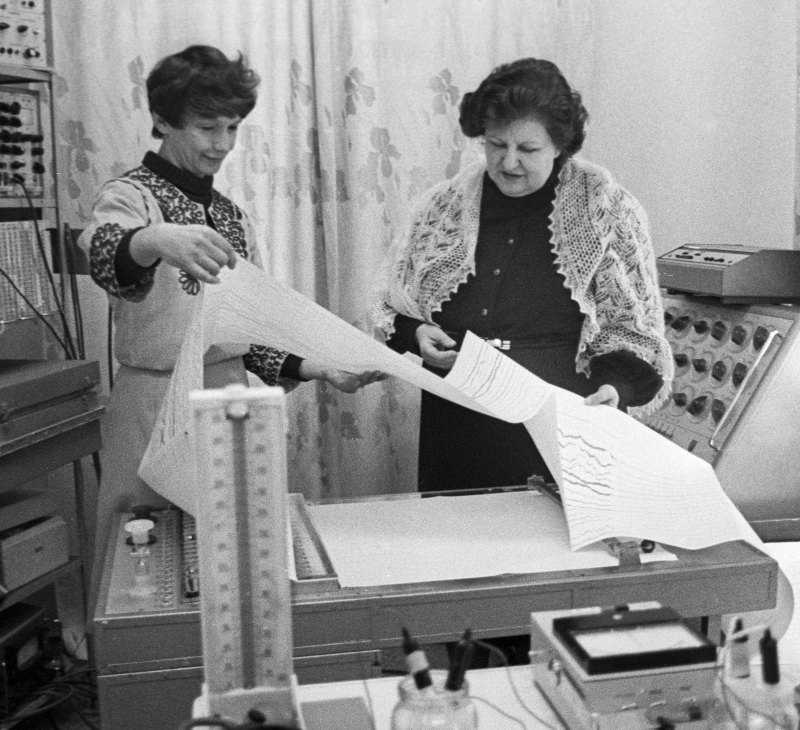 Академик АМН СССР Наталья Бехтерева (справа) и хирург-офтальмолог Алла Шандурина (слева) в одной из лабораторий Института экспериментальной медицины АМН СССР. 1986 г.