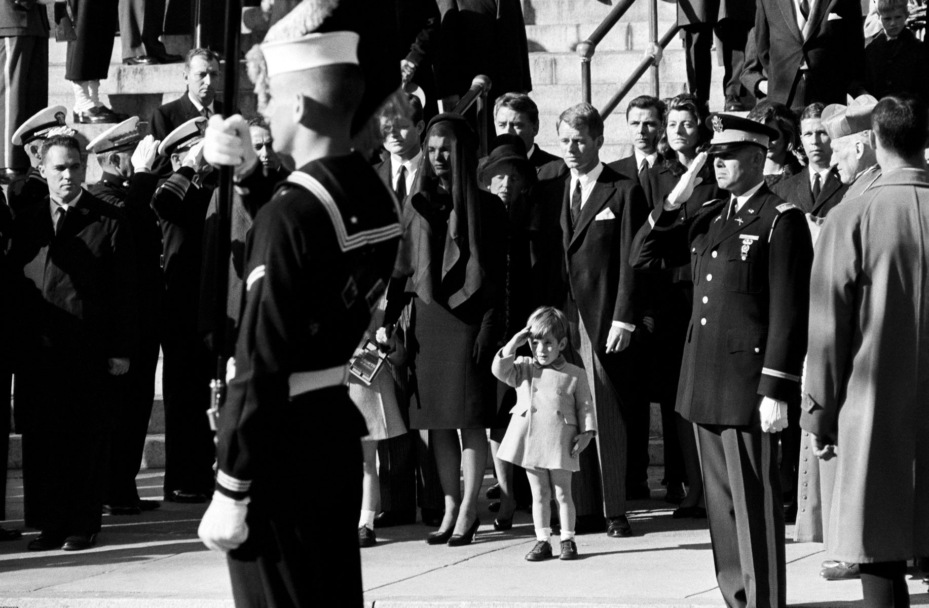 3-летний Джон Ф. Кеннеди-младший на похоронах отца, 1963 год