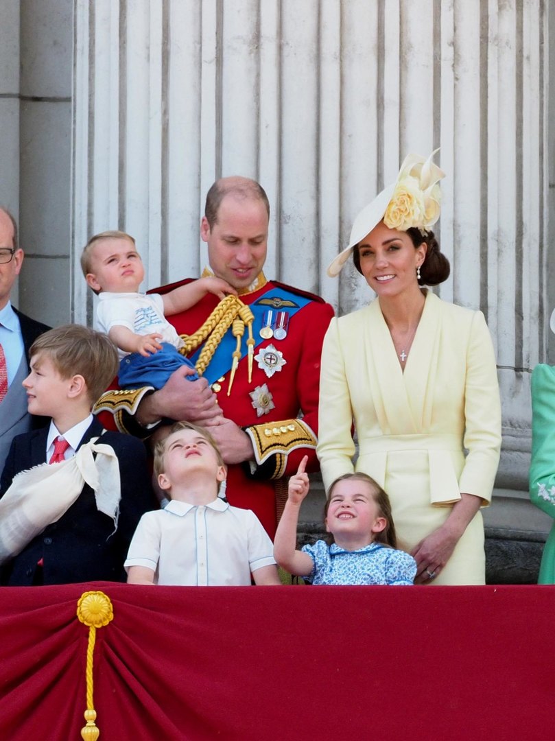 Принц Уильям и Кейт Миддлтон с сыновьями - принцами Луи и Джорджем, и дочерью принцессой Шарлоттой