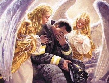 Ангелы рядом с плачущим мужчиной