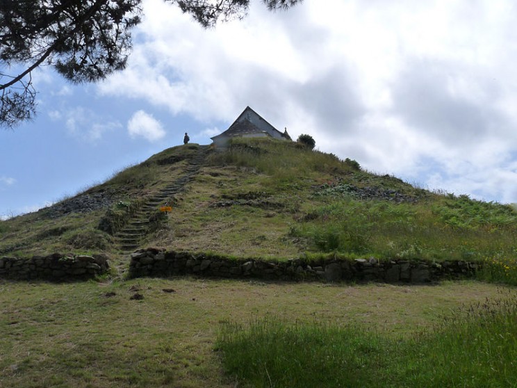 old buildings st michel tumulus