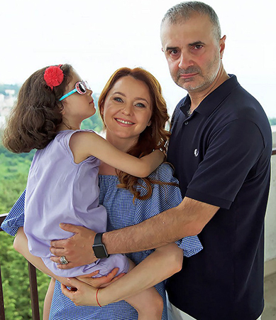 С мужем и дочерью