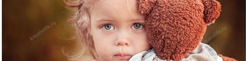 Девочка с игрушкой грустные глаза