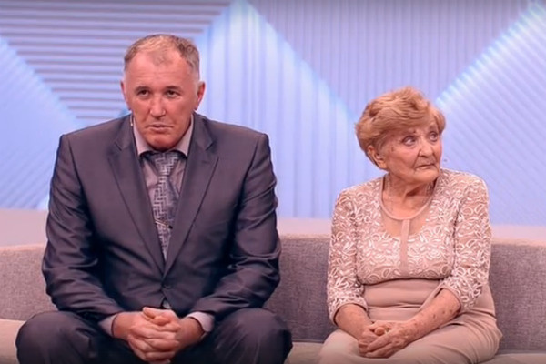 Владимир заботится об одинокой пожилой женщине