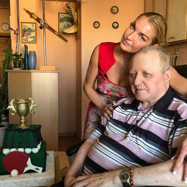На день рождения Волочкова подарила отцу торт с теннисной ракеткой
