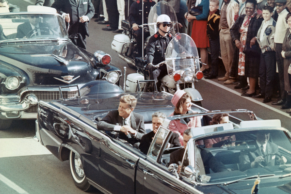 22 ноября 1963-го во время рабочей поездки по Далласу Джона Кеннеди застрелили